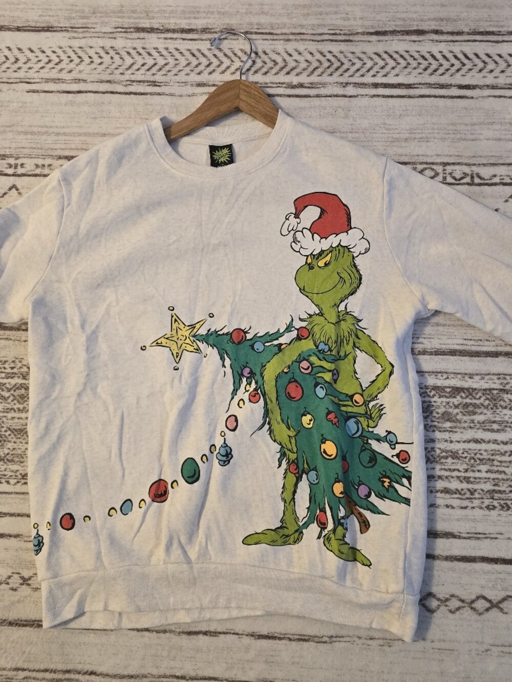 The Grinch Sweatershirt Women Size M Beige Long Sleeve